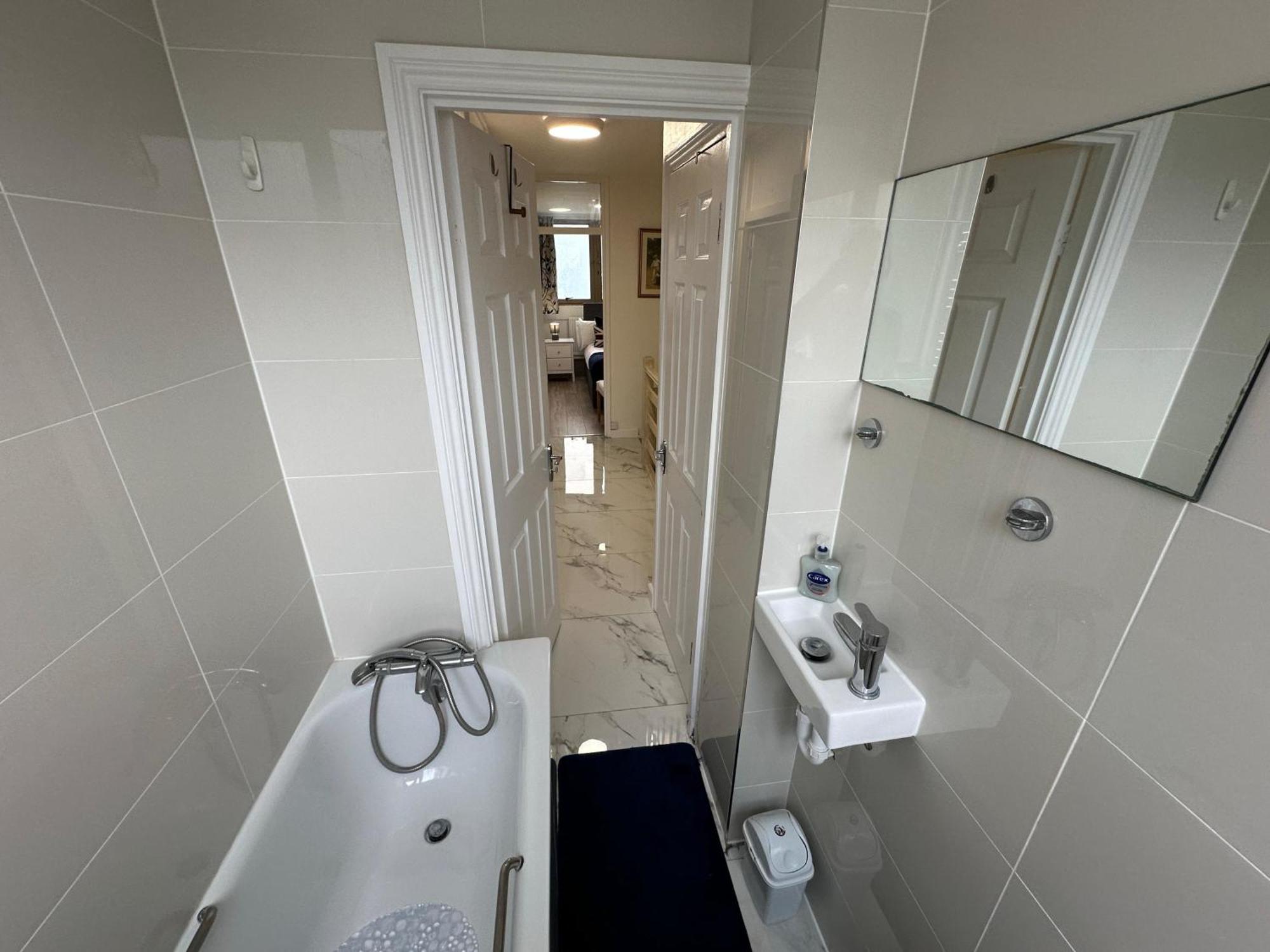 Cosy 3 Bedroom 3 Bathroom Flat With Private Garden- Maida Vale, Near Paddington London
